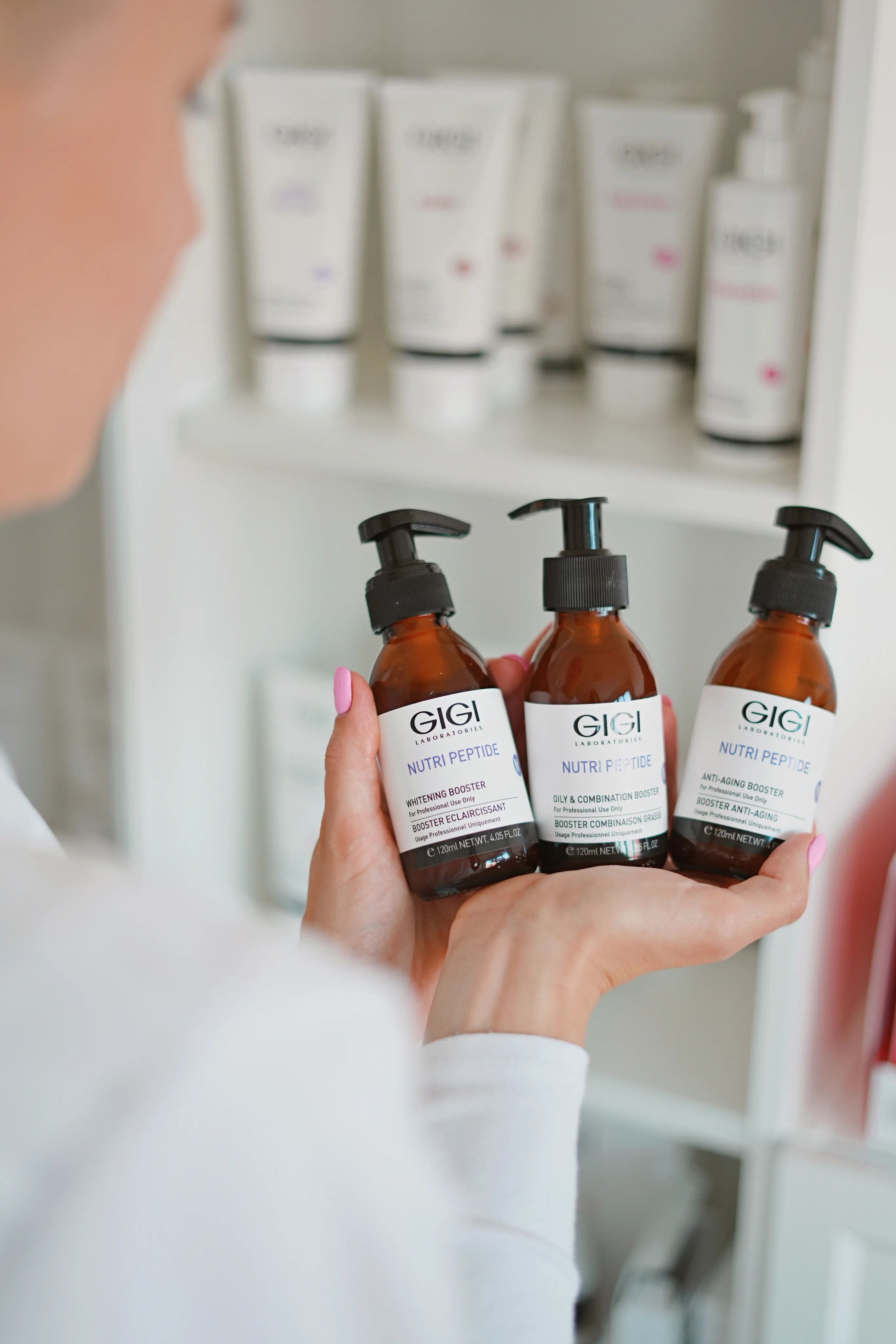 Profesionální kosmetika Gigi Laboratories v rukou kosmetičky
